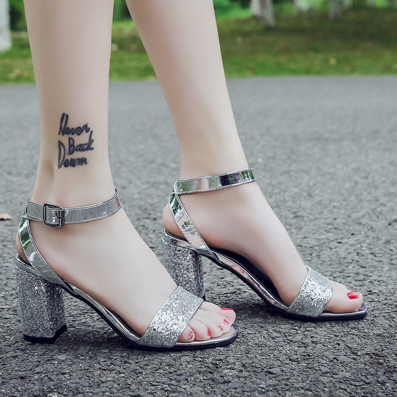 Salto peep-toe com salto grande de diamante