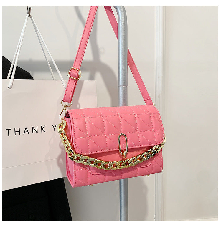 Bolsa Matelassê com Corrente Luxuosa e Design Estruturado