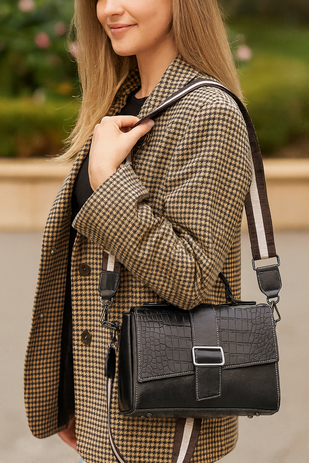 Bolsa Estruturada com Textura Croco e Fivela de Impacto