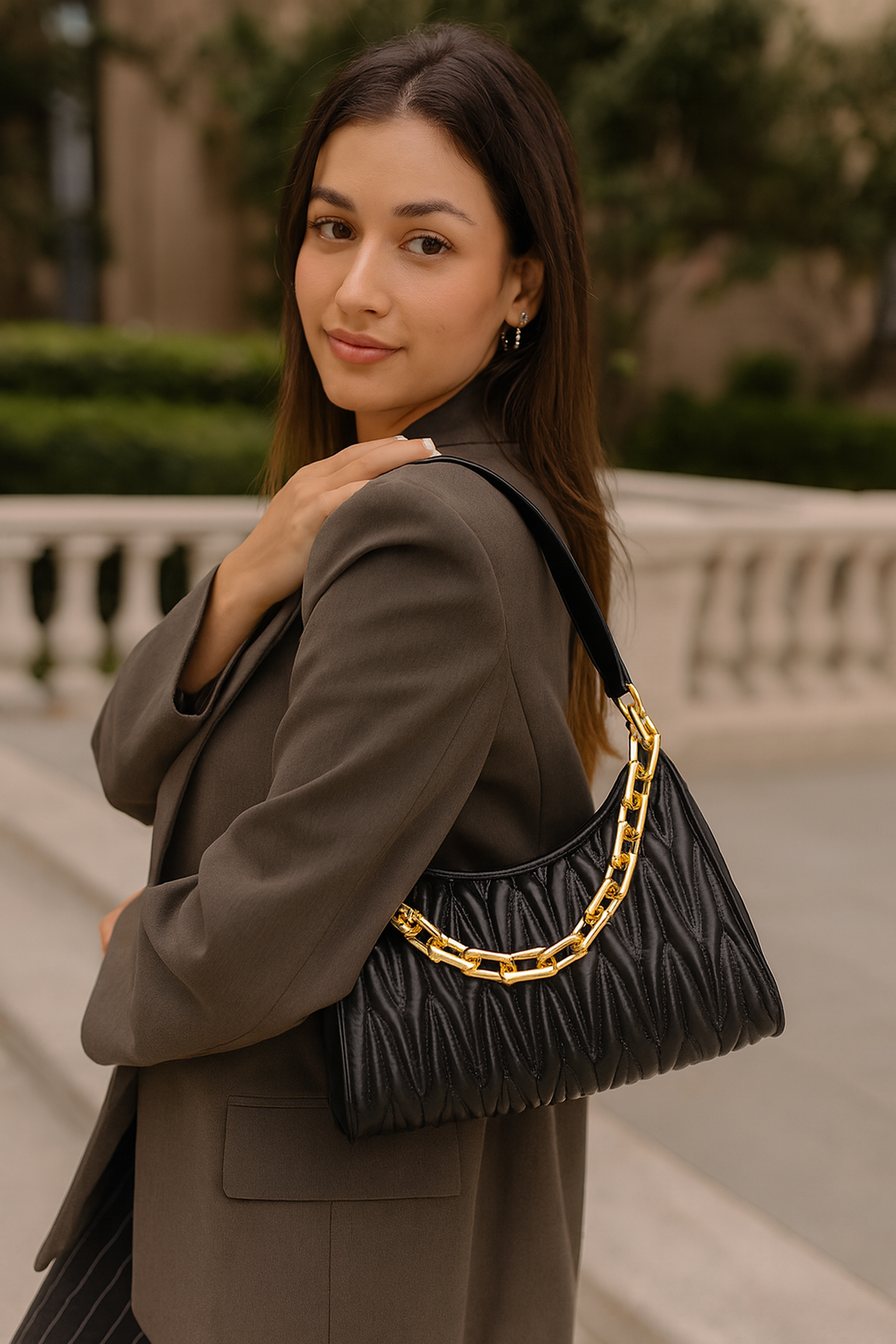 Bolsa Soft com Corrente Escultural e Textura Orgânica