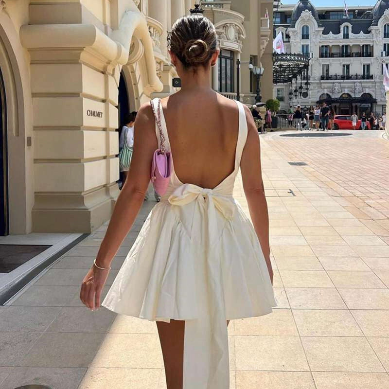 Mini Vestido Branco com Laço e Costas Abertas