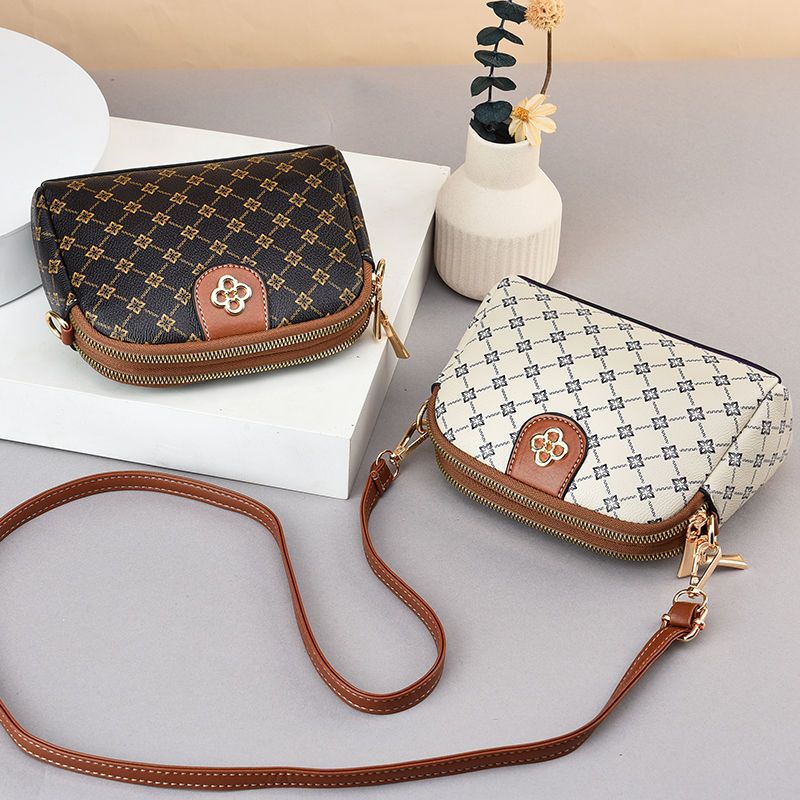 Bolsa Compacta com Monograma e Acabamento Clássico