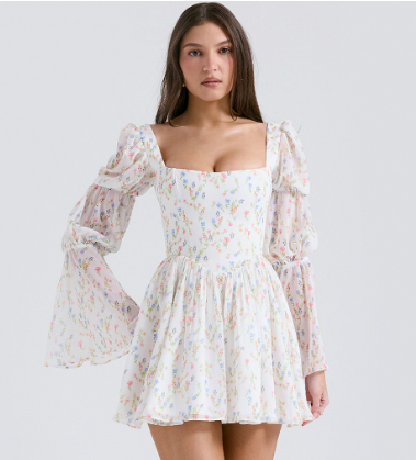 Vestido Curto Branco com Estampa e Mangas Longas