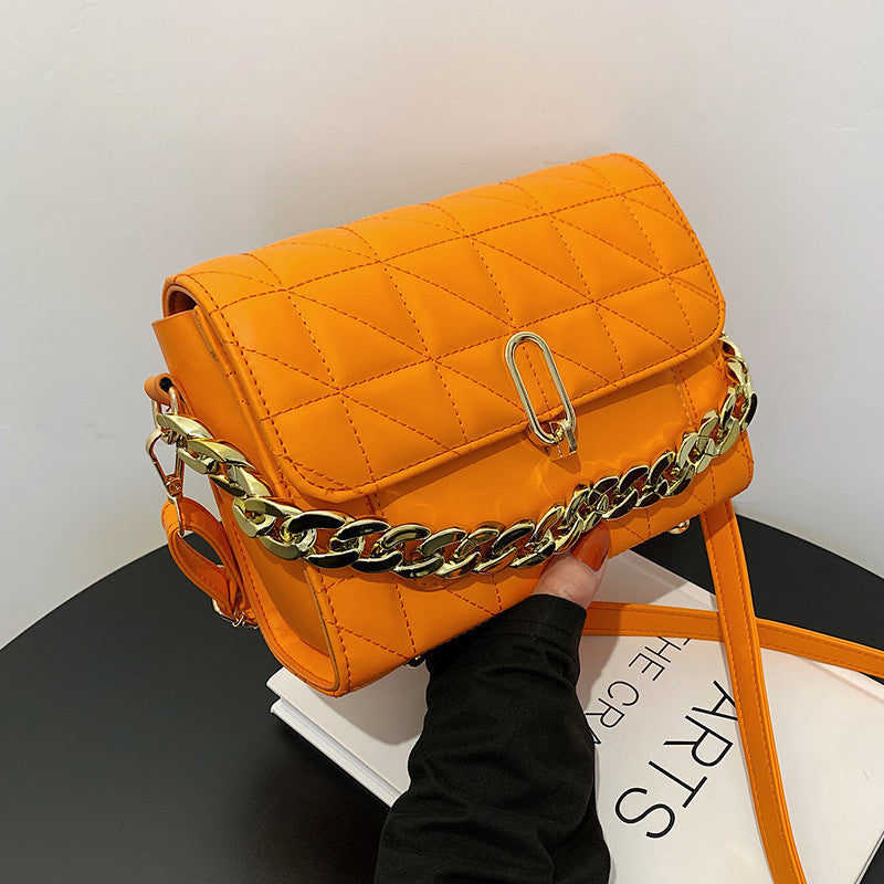 Bolsa Matelassê com Corrente Luxuosa e Design Estruturado
