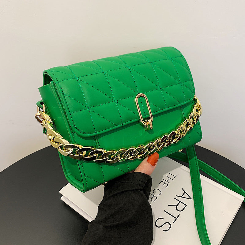 Bolsa Matelassê com Corrente Luxuosa e Design Estruturado